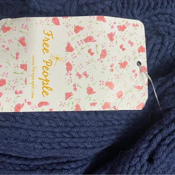 NWT Free People Cable Knit Sweater Navy Blue scooped Neck Ripped Cuff Size XS/S - Picture 15 of 15